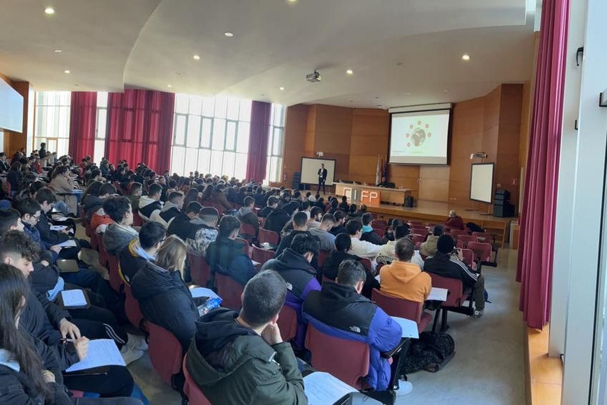 Redes sociais e emprego